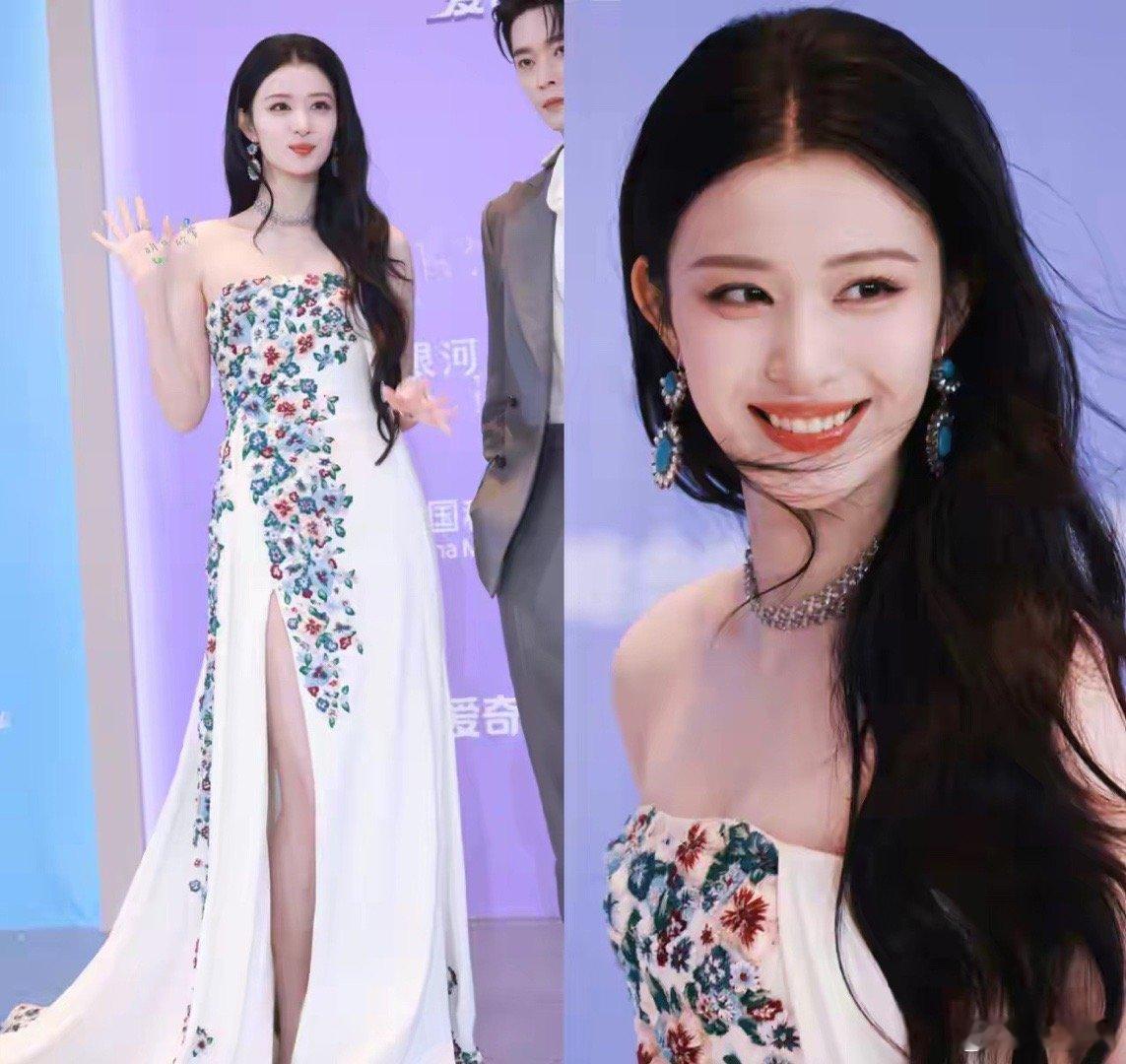 看了今天爱奇艺尖叫之夜红毯，突然觉得老天好不公平，咱就说王楚然吧，那么有钱就算了