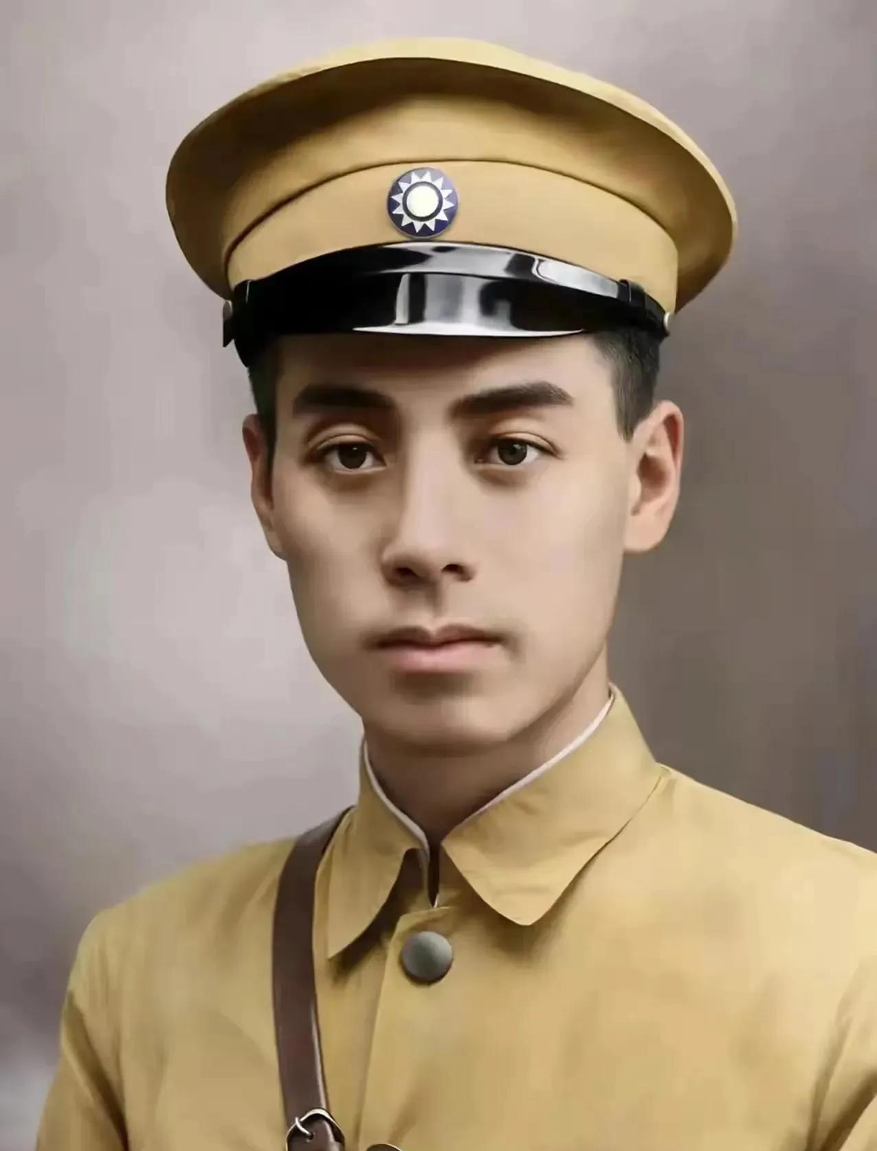 1927年，周恩来被捕。谁料，审讯他的人，竟是他的学生。他凑近周恩来，轻