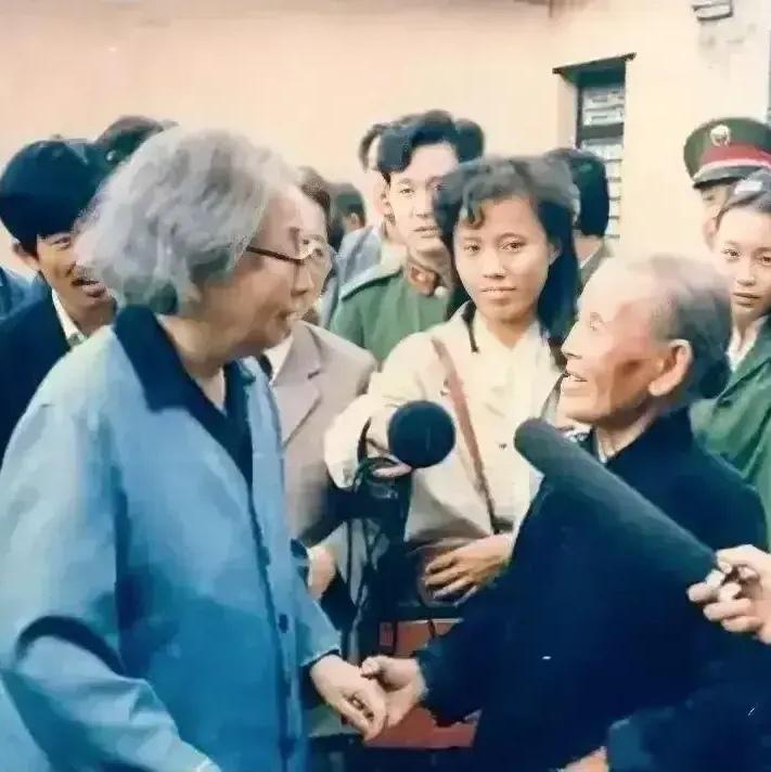 80年代，浦安修晚年到革命老区，看望乡亲们，一张罕见的合影，当时她已经年近古稀，