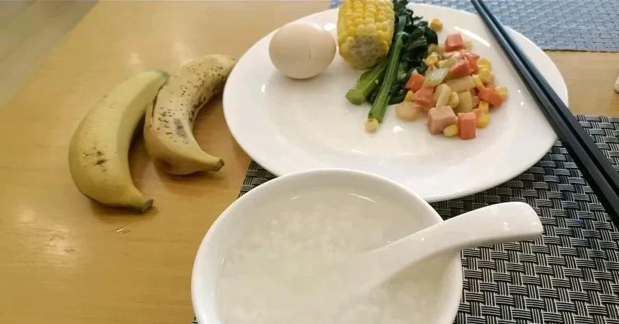 图①是我老公出去工作时候，在住的酒店吃的自助免费早餐。我老公是一位木工安装师傅