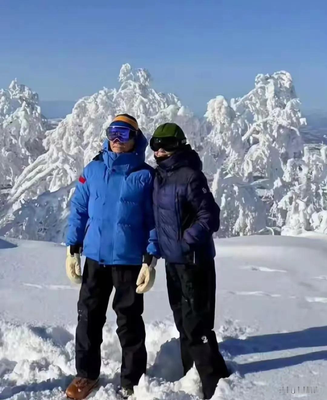 王菲陪刘嘉玲夫妇滑雪的画面十分温馨，她端着咖啡安静坐在梁朝伟身旁，岁月沉淀下的从