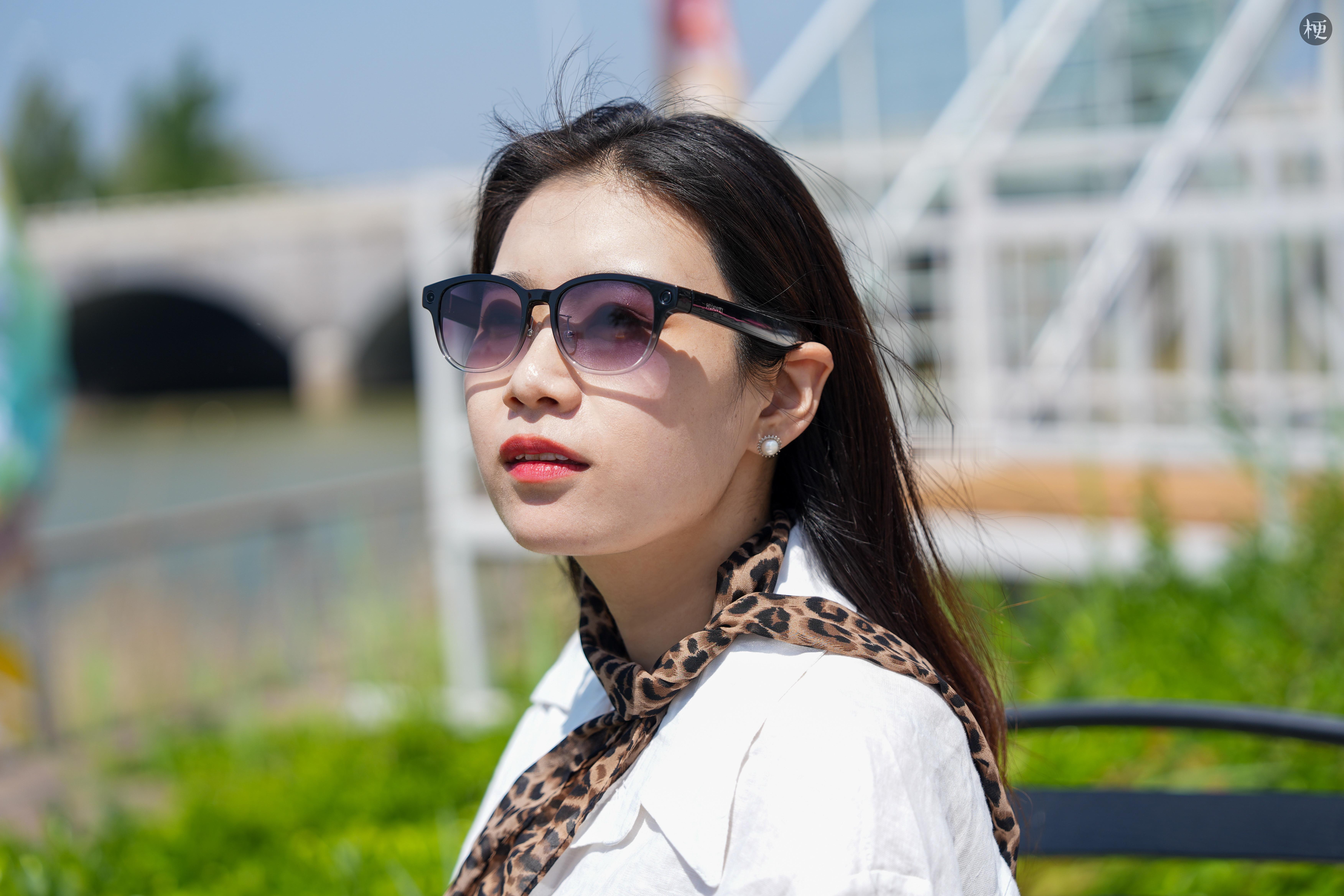 华为AI眼镜流光银，全称是「经典全框太阳镜」，也就是墨镜，这款很帅很酷。镜腿是