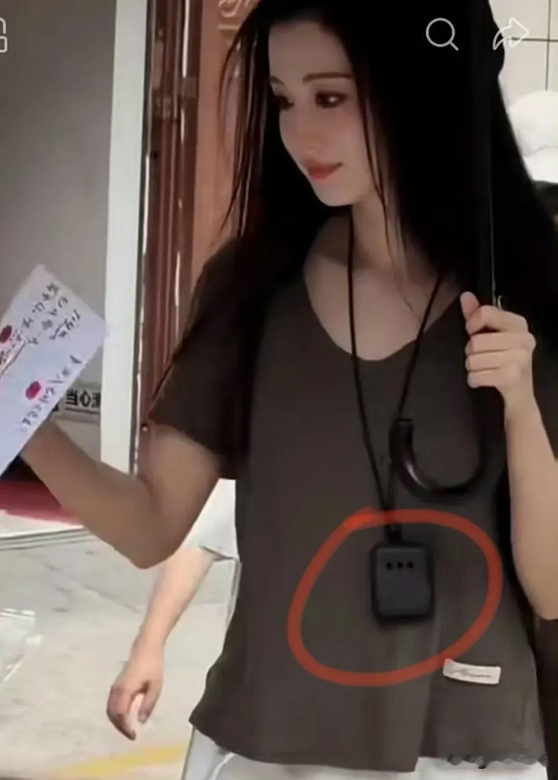近日，有网友发现王楚然在剧组没拍戏时，脖子一直挂着除二手烟的仪器，不少粉丝表示整