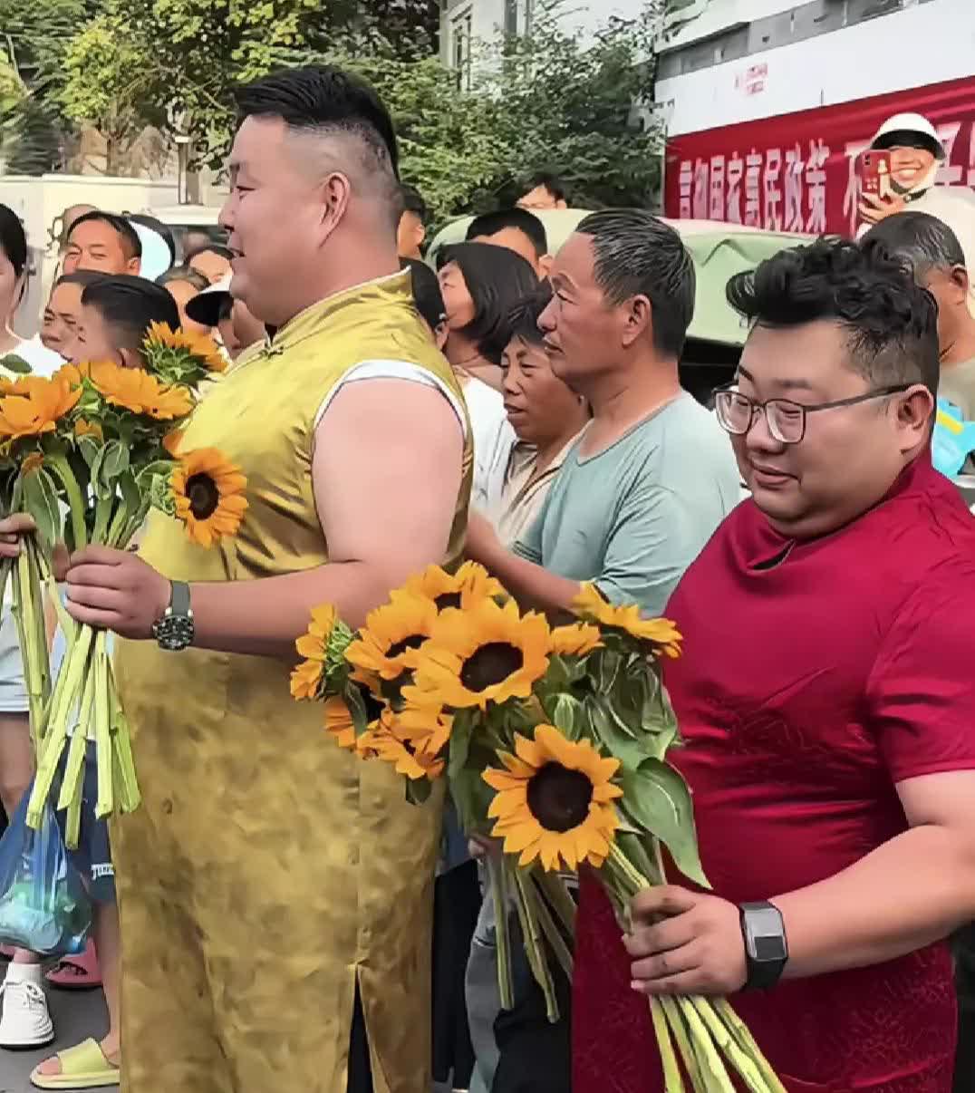 挺反感的父母大张旗鼓，又是穿旗袍，又是拿向日葵一顿操作猛如虎，一