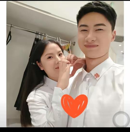 我极度怀疑，庞众望的女朋友，她是不是提前知道了剧本？从她之前的种种操作，