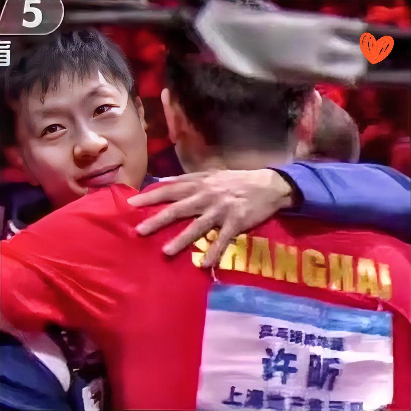 这一幕真把我整哭了北京队夺冠之后马龙做了一件很重要的事他没先和队友狂欢，反而