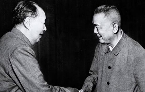 1967年，李先念接到了毛主席秘书的电话，赶到剧院见毛主席，他一到，毛主席就操一