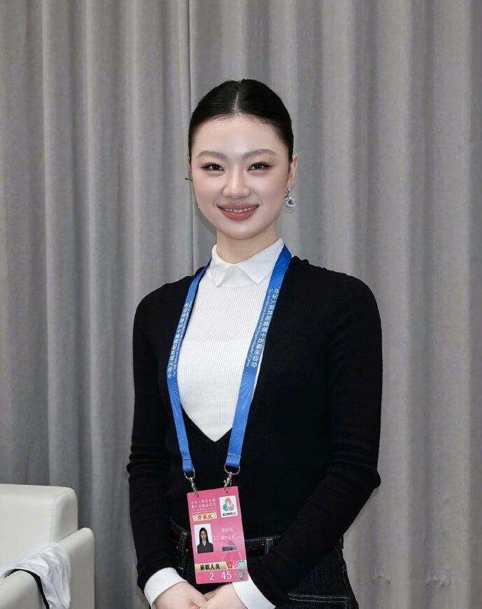 单依纯这也太有体制内那味儿了，成功人士拍照姿势get