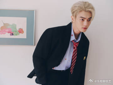 许凯学院风许凯学院风的造型真的是帅的轻轻松松的呀，这真的是谁家的学长呀？完全梦