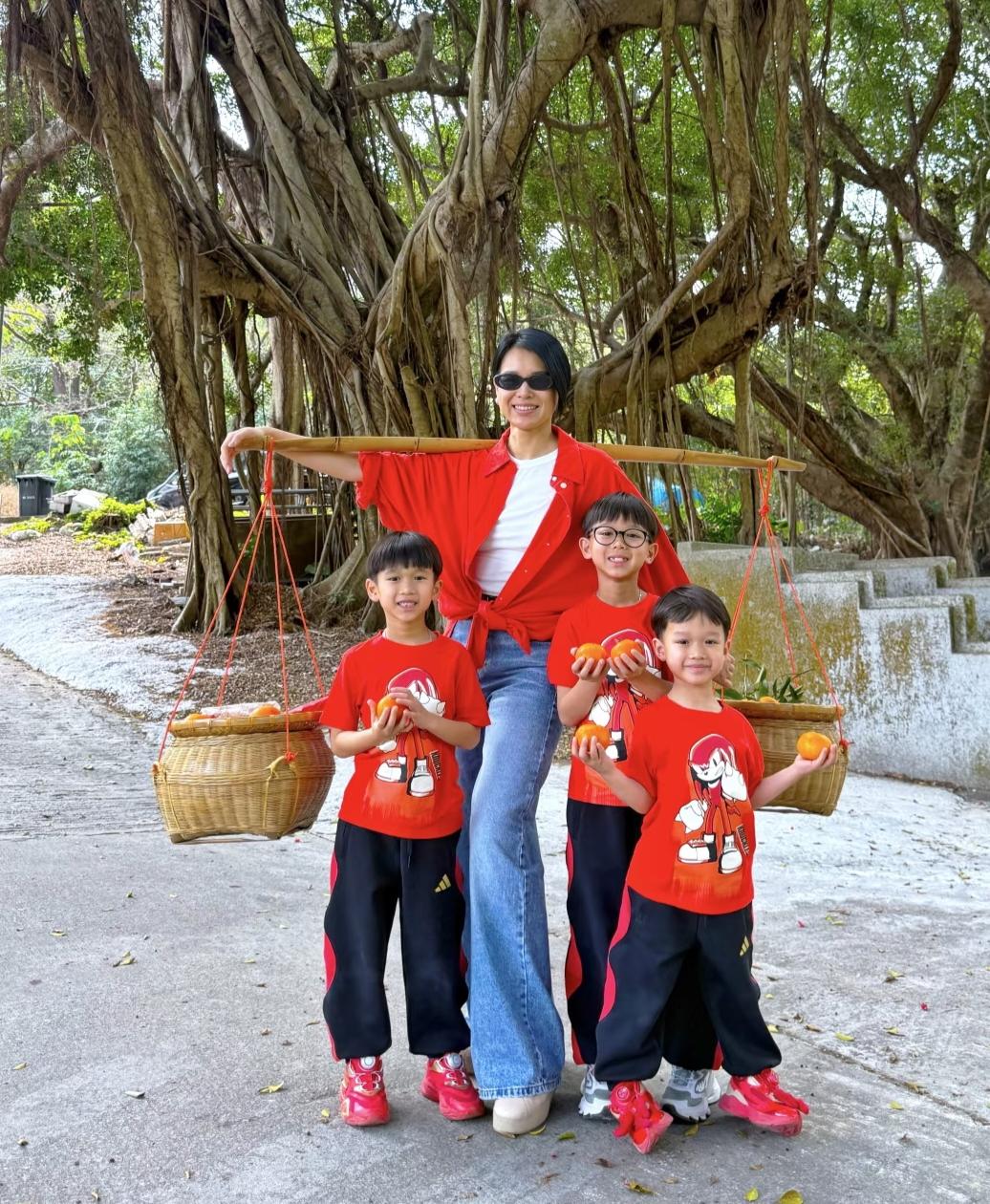 胡杏儿带三个儿子回老公李乘德老家农村过农历新年，一家五口挑着两大筐祭品到祖祠上香