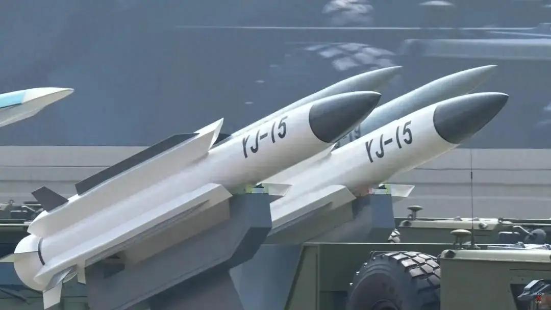首次见到歼-15T挂载“鹰击”-15，去年公开的“鹰击”-15，在众多超音速反舰