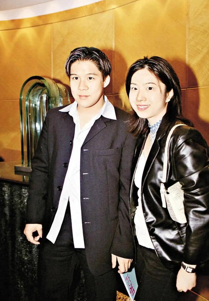 她戴5毛钱发圈，却住在香港山顶的豪宅里。你看到的每一张“接地气”照片，都是霍家