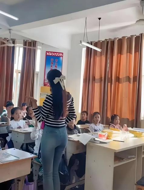 贵州，一小学女老师在上课时，3次看到一名男生趴在同桌女生的大腿上，女生都未做任何