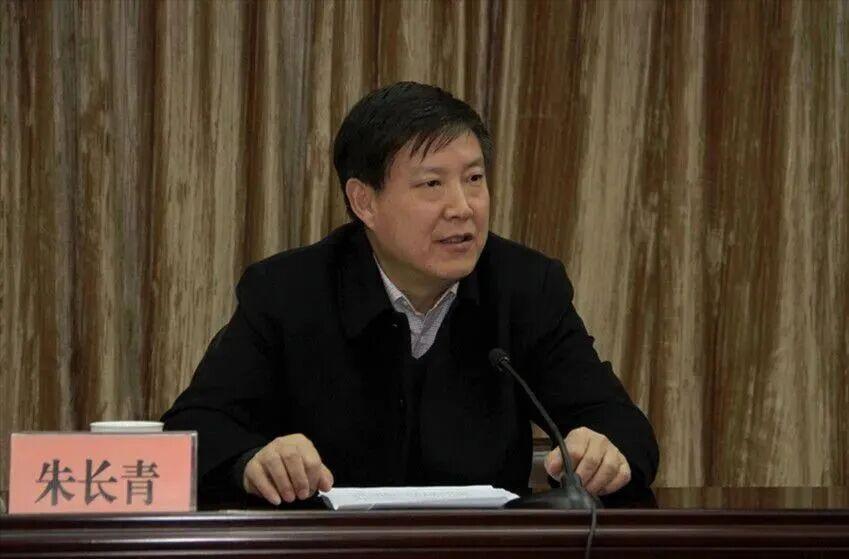 已经退休4年的朱长青，刚刚过完马年，接着便在节后上班的第一天失了前蹄，被带走调查