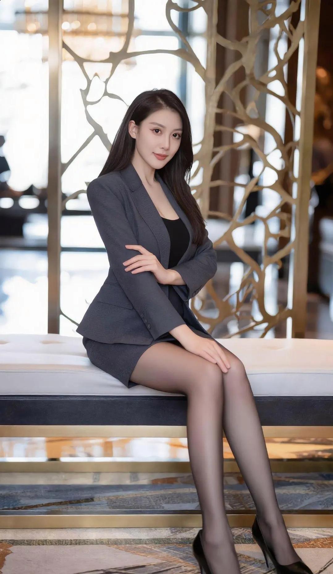 美女的灰色西装套裙，把职场女性的干练与温婉完美融合起来，气质感拉满，这样的美女在