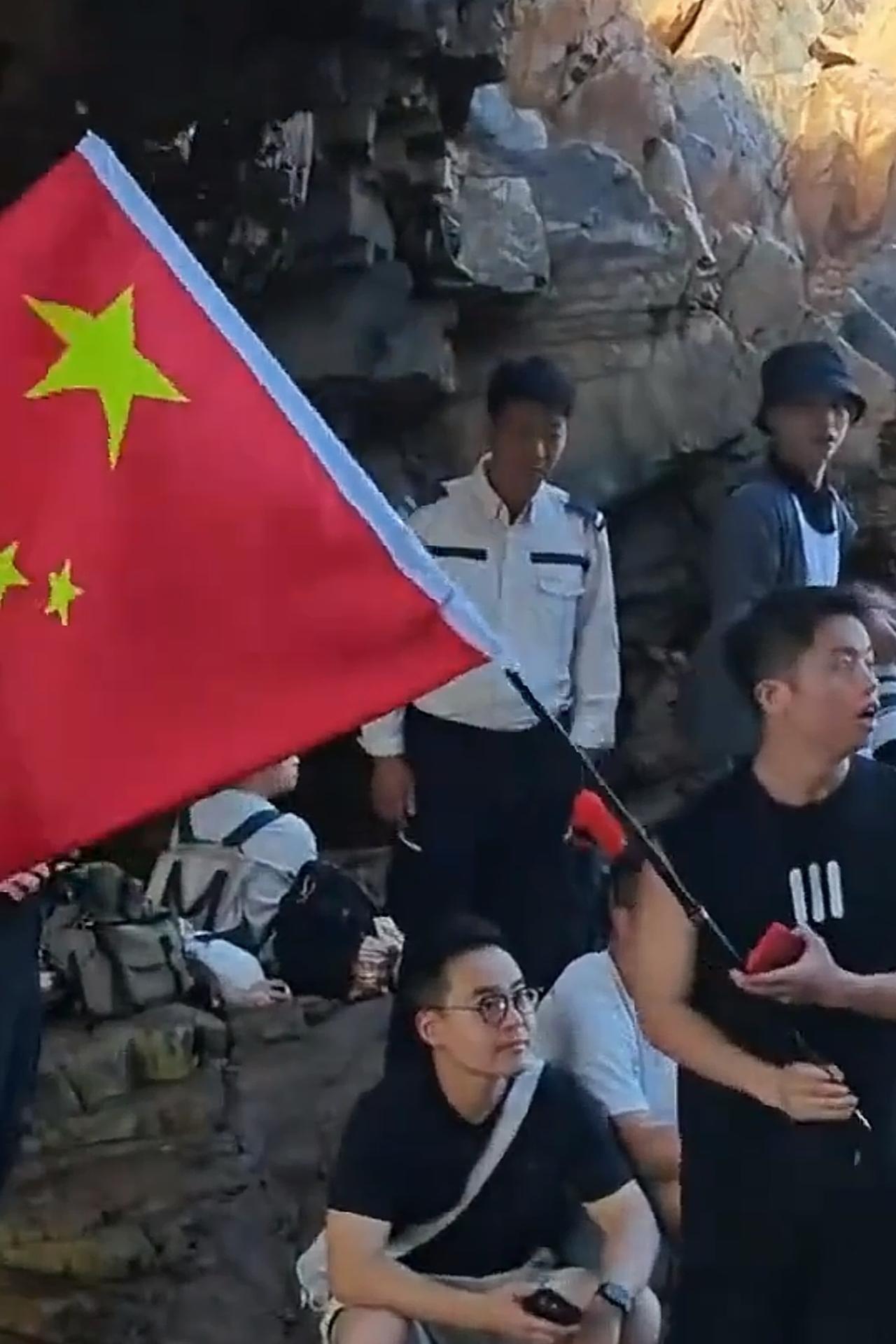 在香港鹤岗，保安竟然阻止游客展示五星红旗，你看那个小伙子错愕的表情，你就知道他有