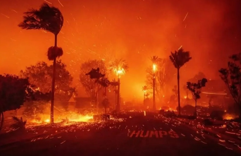 美国洛杉矶爆发史上最大火灾，采访经历大火的人才知道有三个细思极恐的细节1.美国