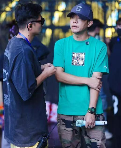 其实曾毅一直忽略了一件事，那就是他能一直红二十年，并不是因为他的歌多么受欢迎