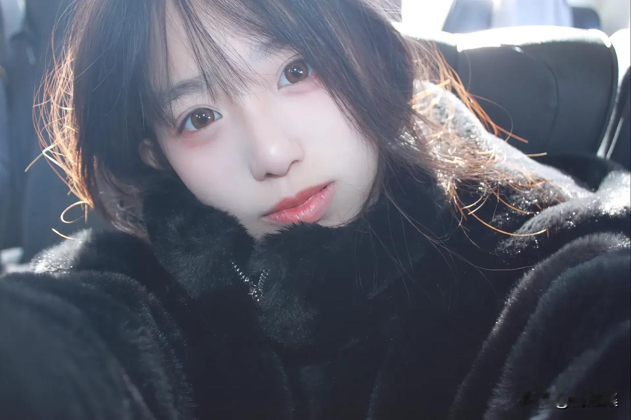 黑衣美人，如梦似幻。