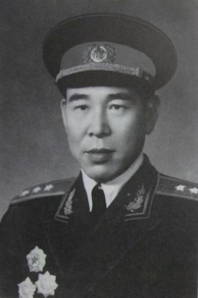 很多人说，黄永胜原名黄叙钱，是毛主席把他改成黄永胜的。这种说法是谣传。黄永胜原名