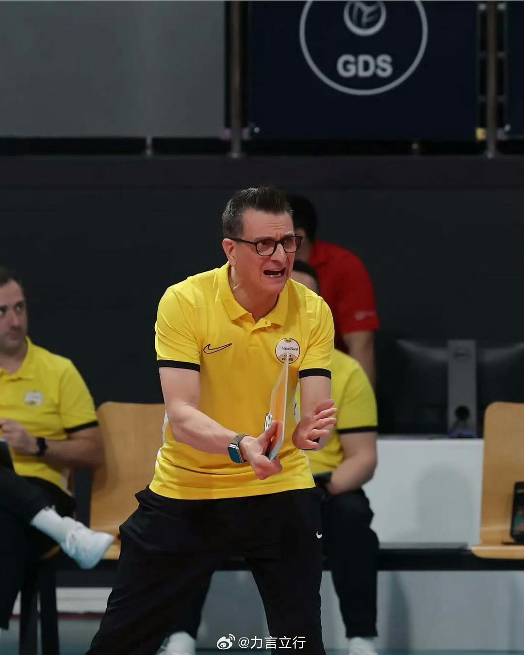 晚上10点，土超决赛第一场，费内巴切vs瓦基弗银行，费内这赛季只剩下联赛了，势必