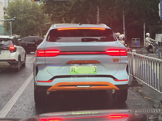 昨天马路马路偶遇老远从后视镜看到一辆花里胡哨的车开过来，还在想什么牌子厂家的，