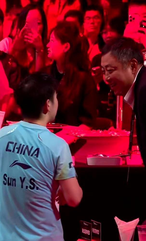 你敢信吗，刘国梁当着马琳的面，硬是在新加坡赛场给憋着一口气的孙颖莎砸下了一个明晃
