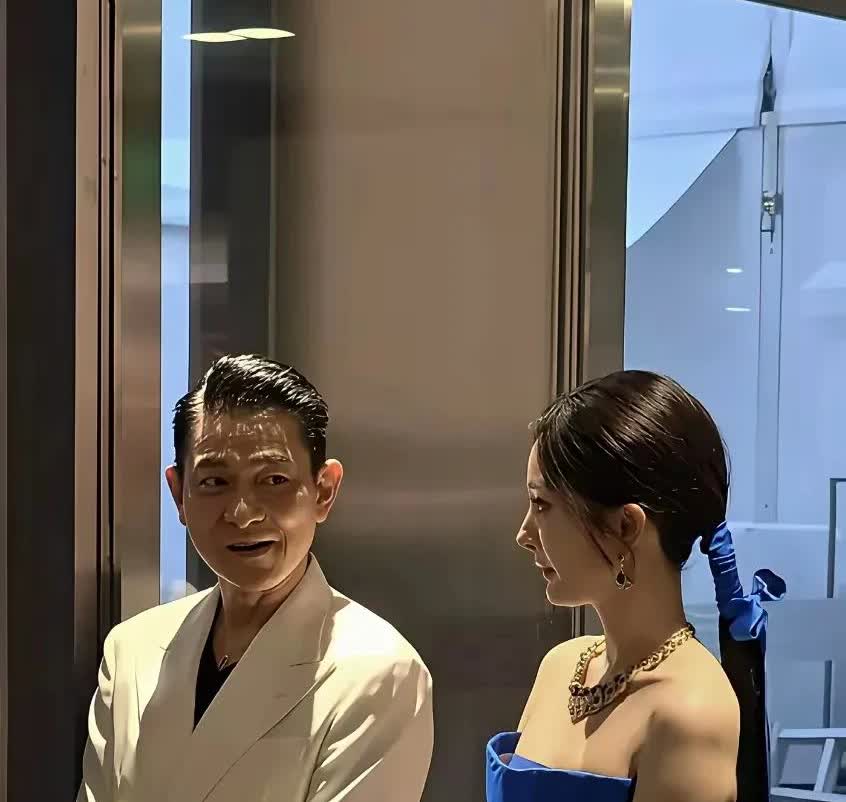 刘德华竟然比梁朝伟还要害羞。刘德华和杨幂站在一起，这表情怎么感觉好像情窦初开的感