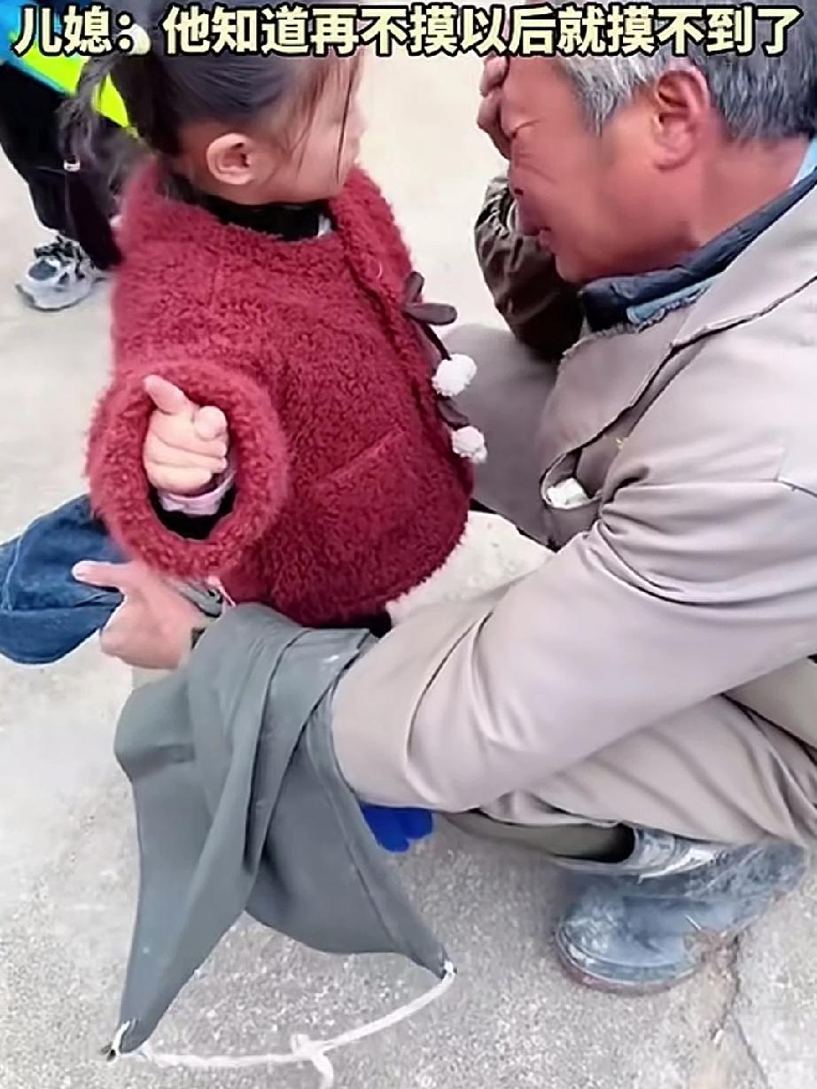 一年前爷爷抱着回家的孙女爱不释手，可爷爷抱着抱着哭了，这个时候他已经知道自己的生