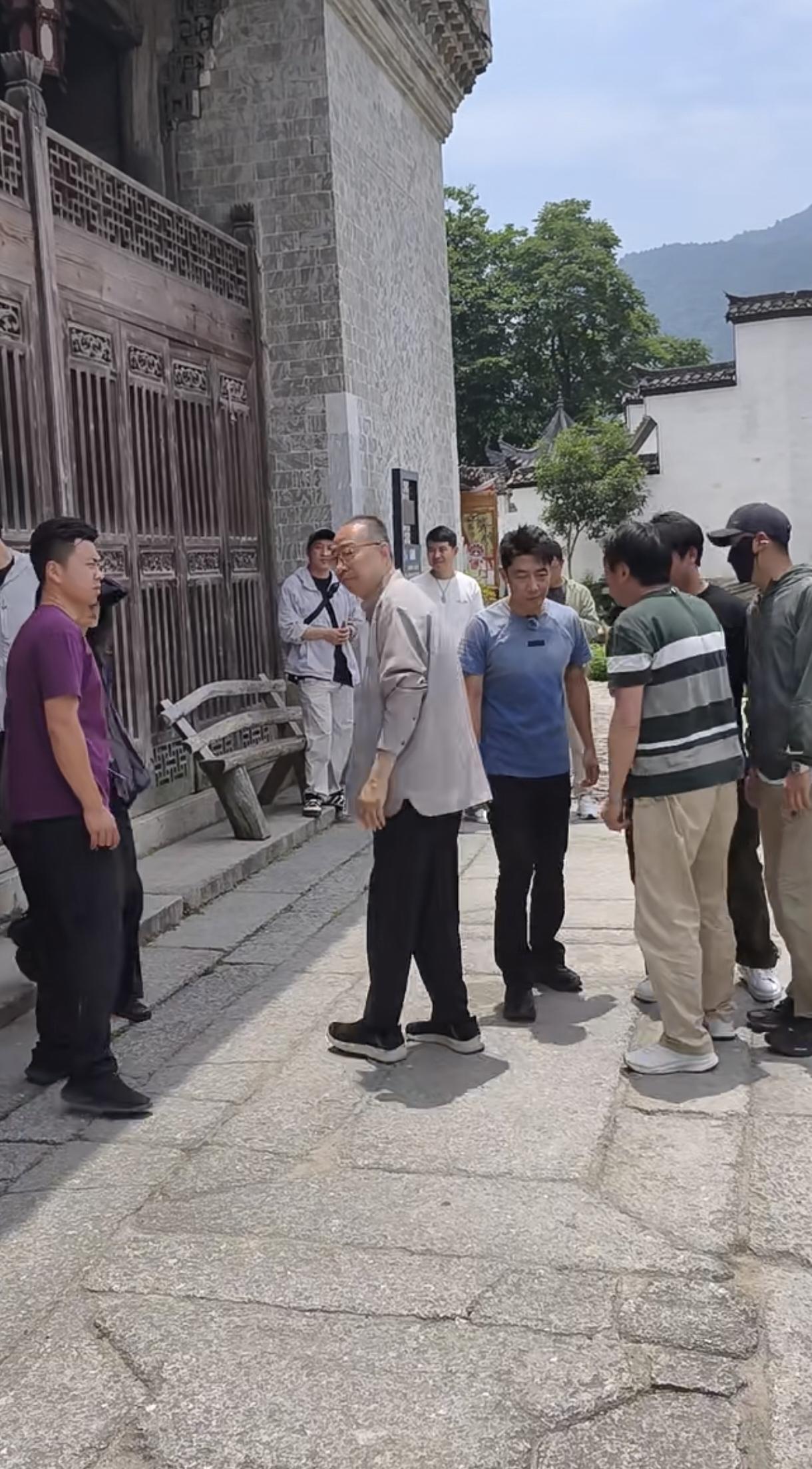 安徽宣州，撒贝宁正在参观泾县古镇，徽派建筑、徽人、徽商、徽文化……中央电视台要拍