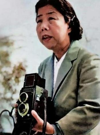 1927年4月，邓颖超在广州产下一子，由于这个孩子生下来体重太大，有10磅重，超