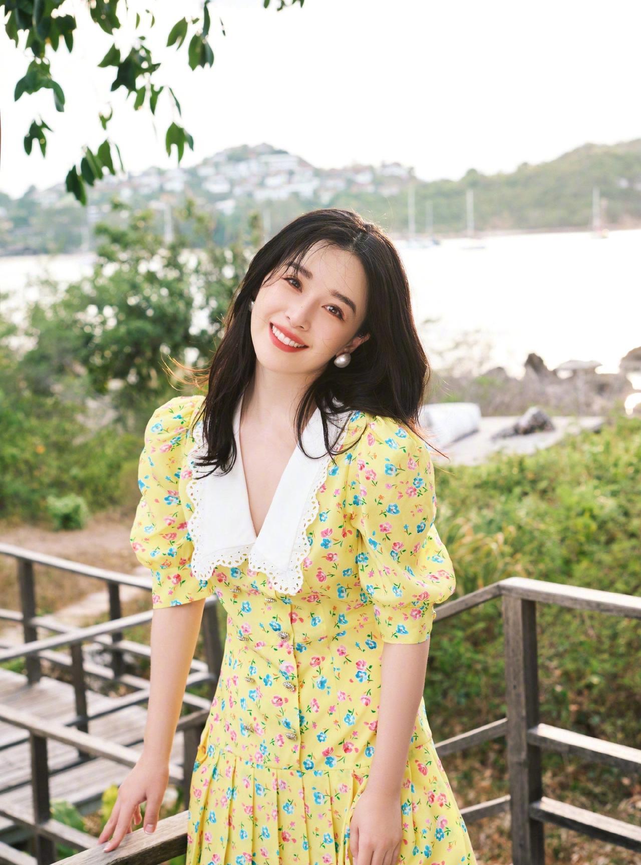 37岁阚清子挺孕肚跟老公牵手散步，穿着宽松，圆润不少。阚清子上个月官宣怀孕称体