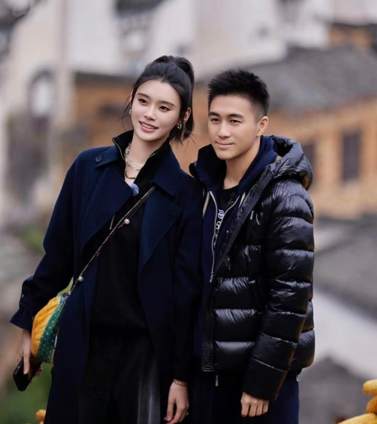 赌王儿子何猷君和媳妇奚梦瑶共同出席活动！两人气场都好强大！