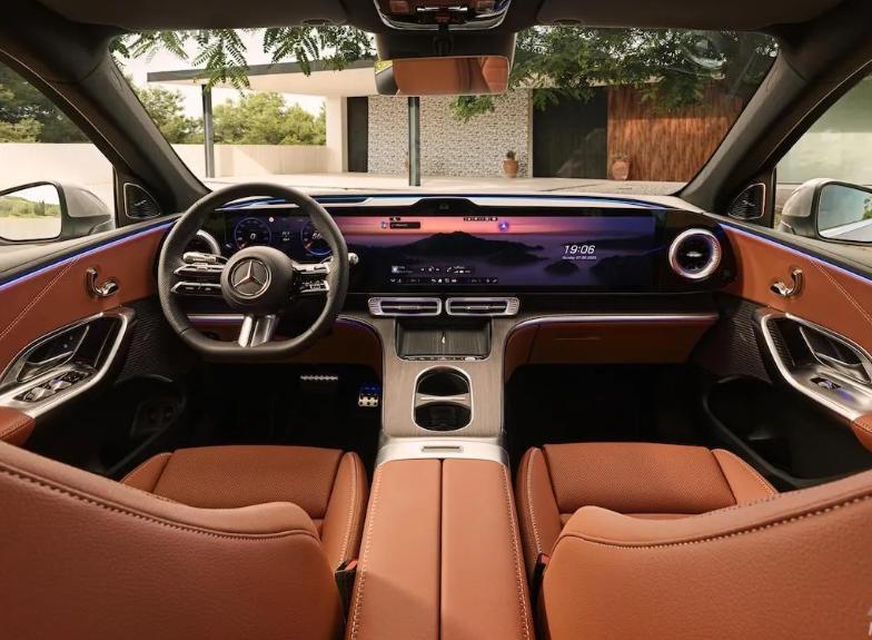 奔驰也开始玩大屏幕了！图片中是全新的纯电版奔驰GLC，装备了39.1英寸（约9