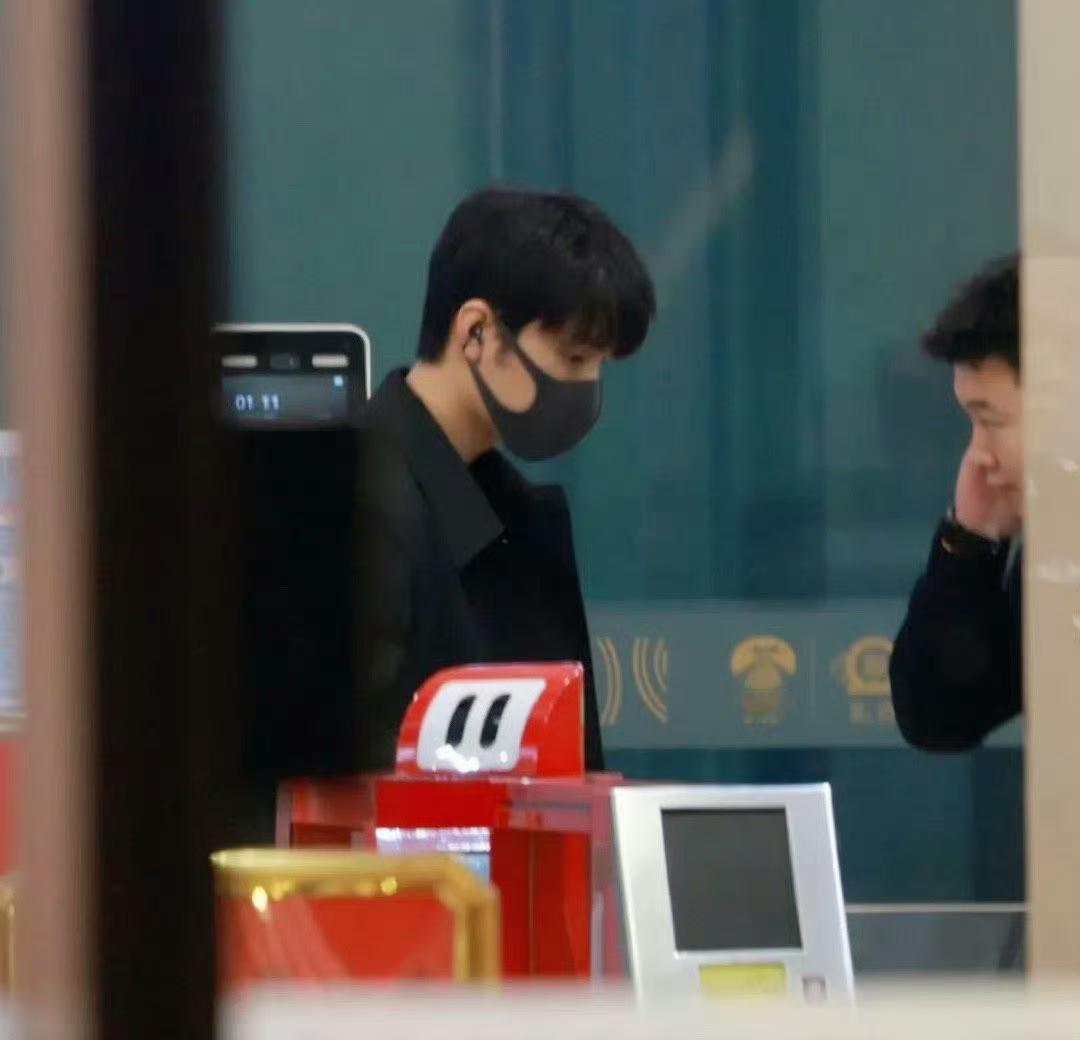 肖战刚干了一件顶流里几乎没人敢干的事。他在机场，没戴帽子。不是那种随意抓一下