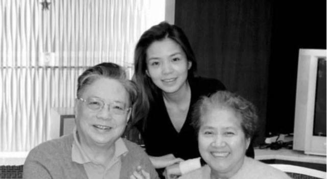 1992年，主持人朱迅因血管瘤住院，妈妈在她的床头放了半块西瓜，转身就走了，这一