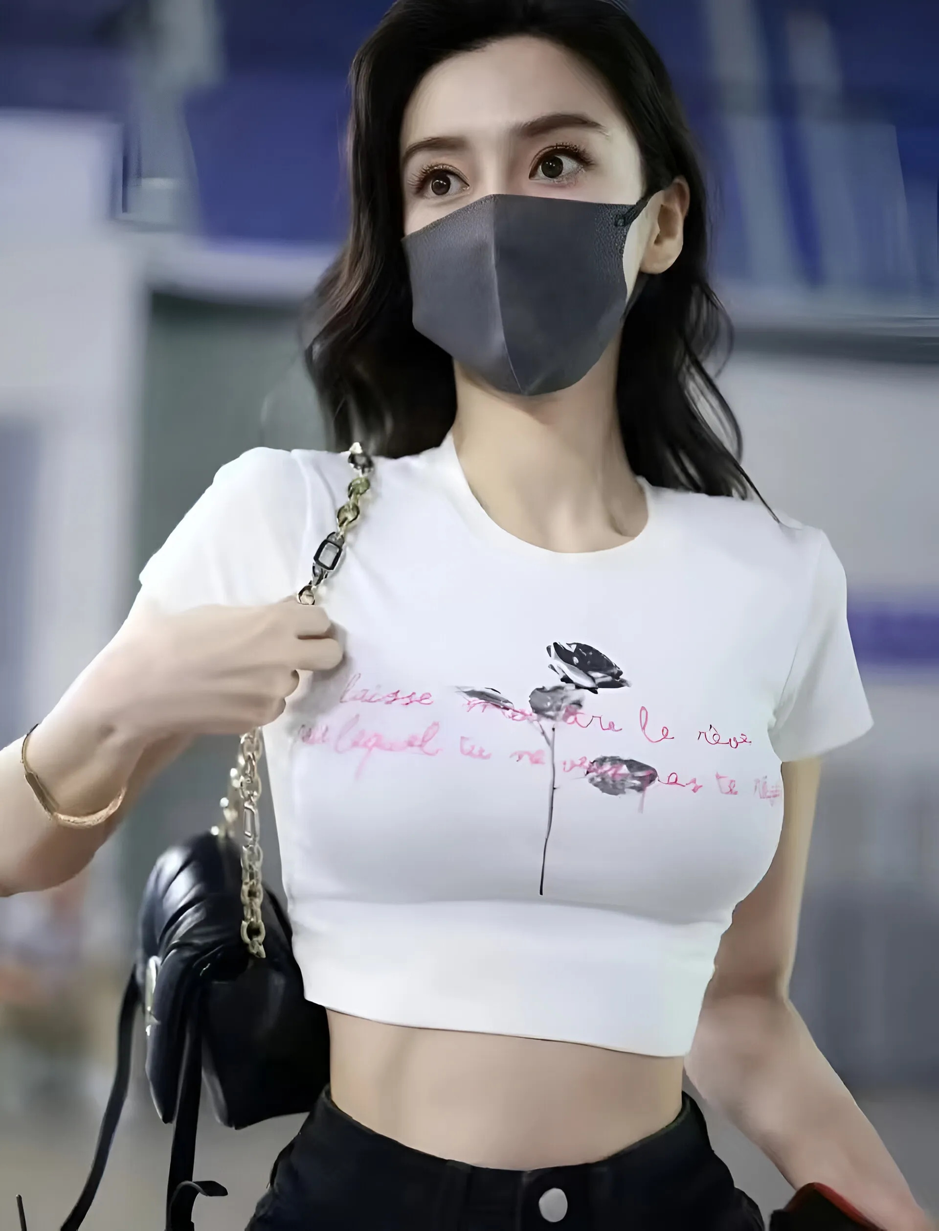 Angelababy的身形好挺，圆圆滚滚的！
