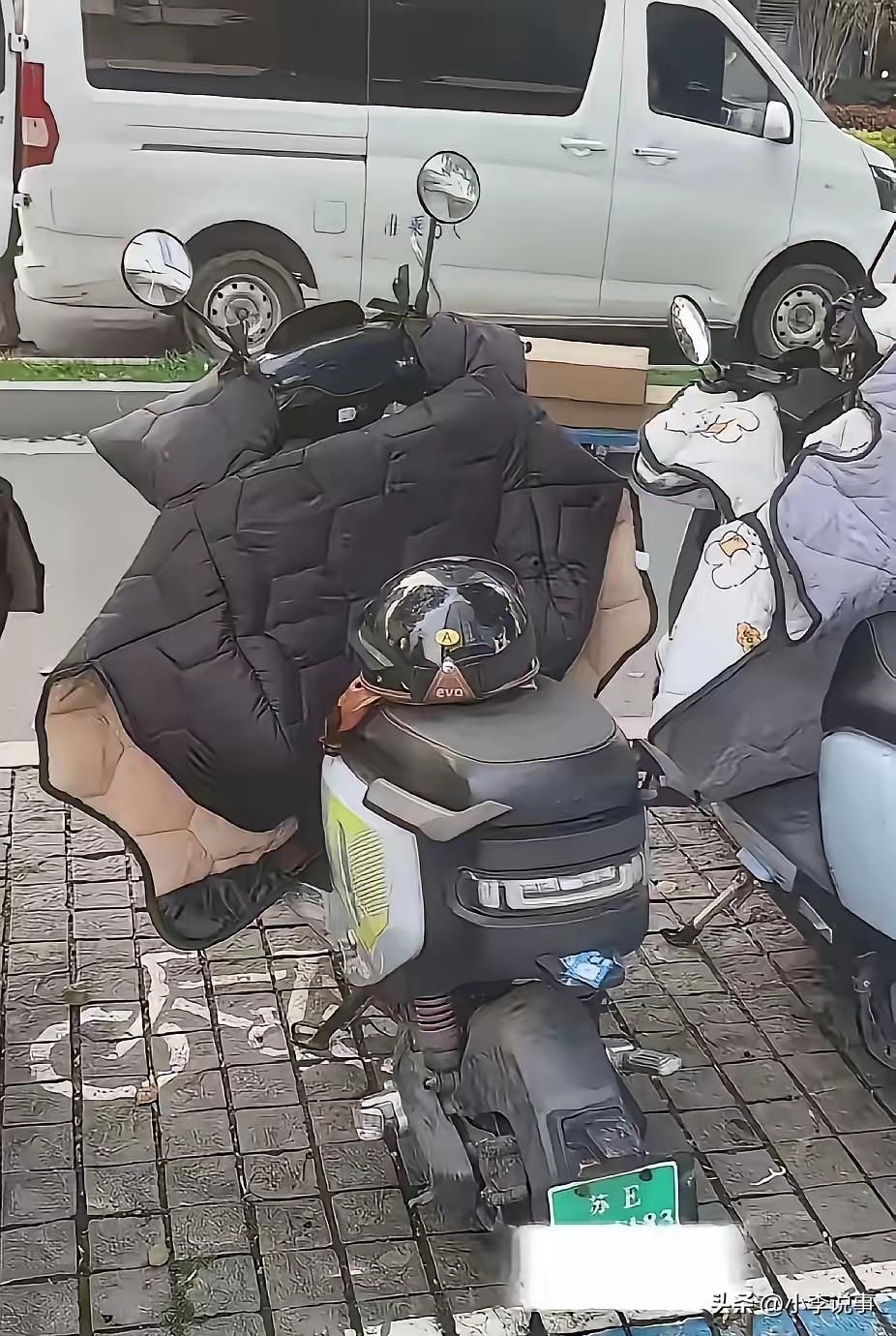 亿万身家的张雪峰为啥只守着一辆旧电车？全网如今都在默默望着那辆电动车心里发酸。