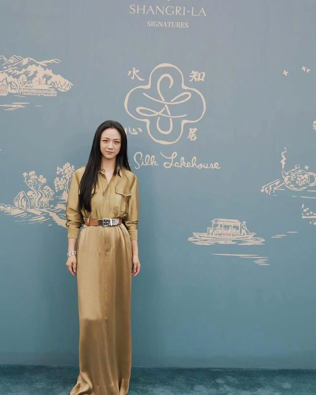 在杭州出席活动的汤唯，长发好美。身穿的这一身金色长裙出自RalphLaure