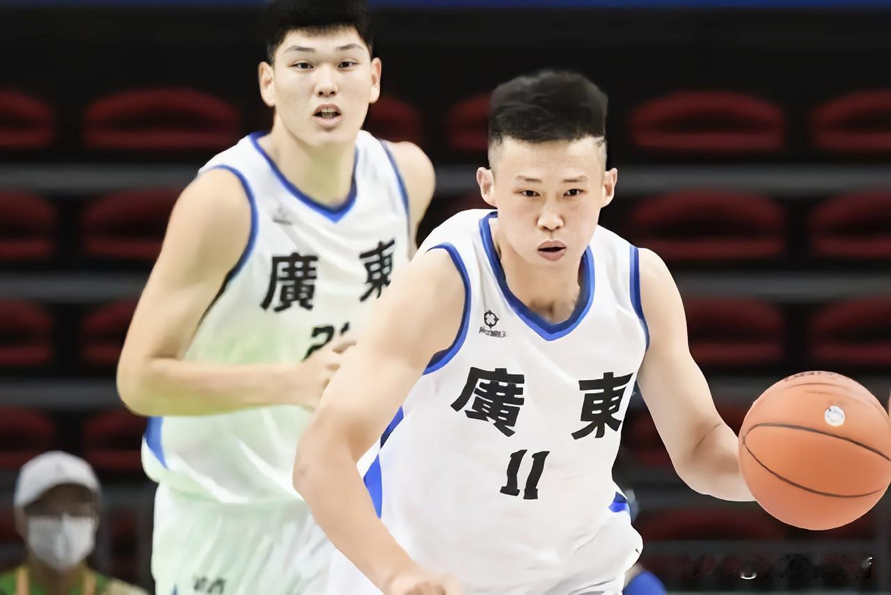 下半场广东队黑白矮有没有机会同时出现在场上呢[大笑][大笑][大笑]半场比赛结