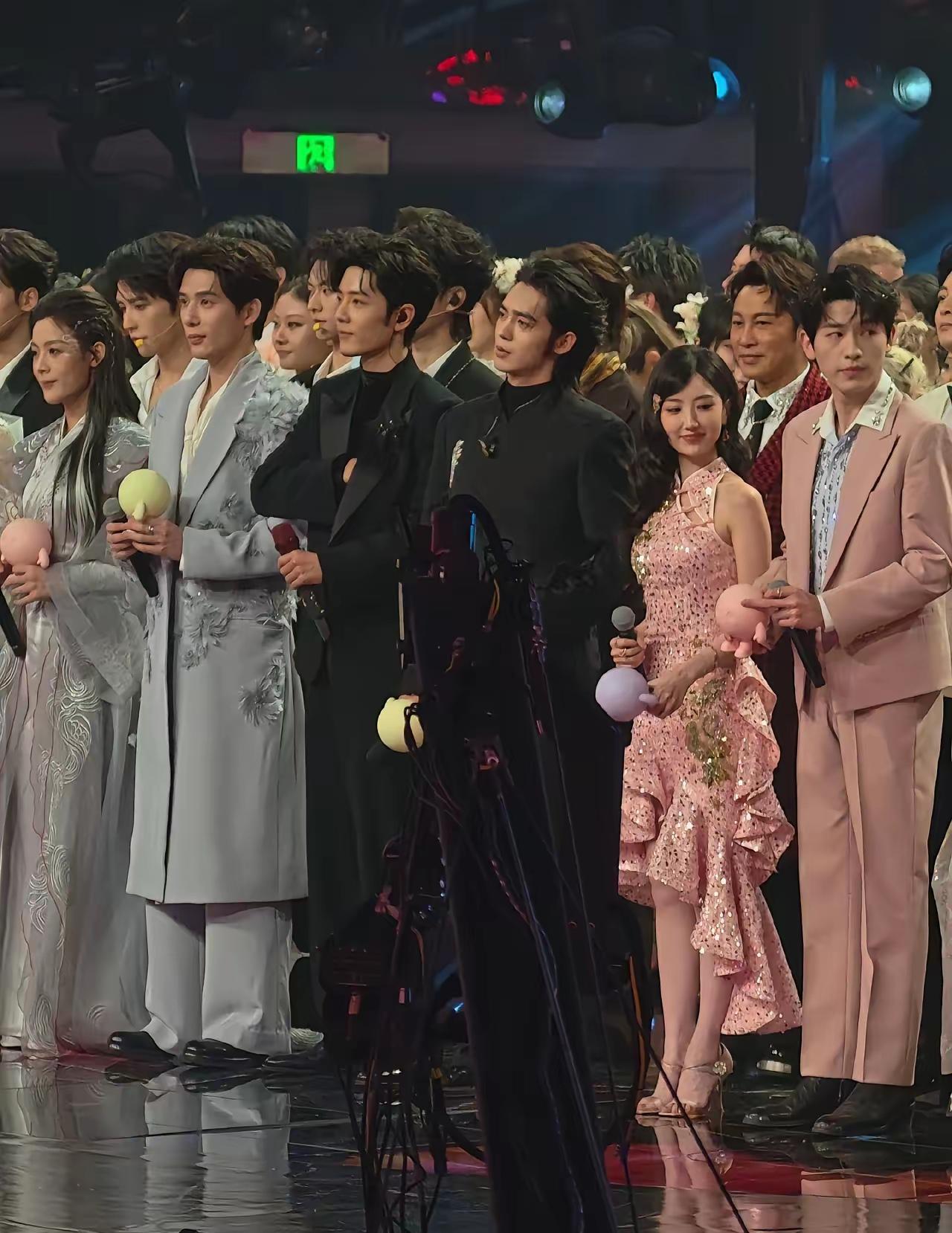 众星闪耀：我一眼就认出了纤秾合度、神仪明秀一手执麦克风一手揣西装口袋的肖战与秀发