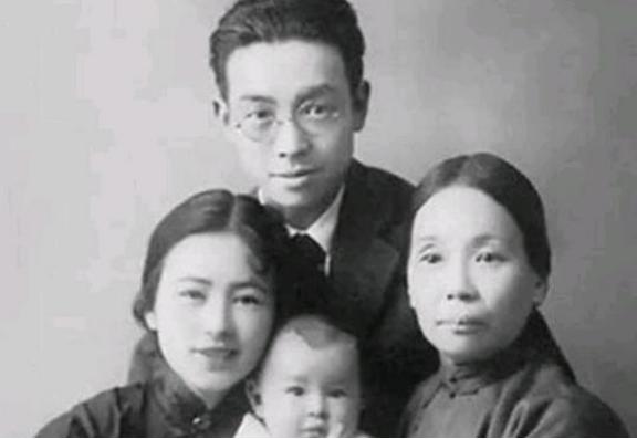 1903年，30岁梁启超和17岁王桂荃行房，两人大汗淋漓，次日梁启超却说：“我提