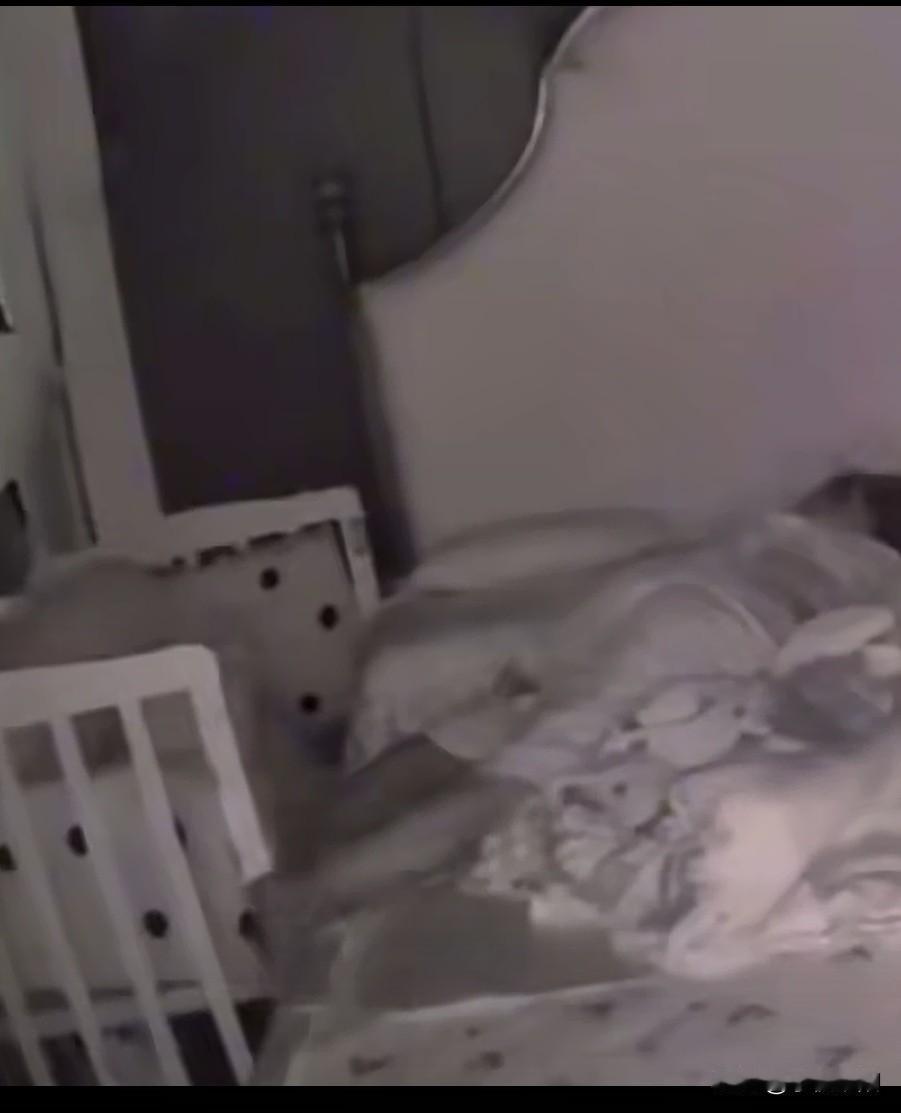图中是网上传出的一段家庭监控，一位母亲由于晚上睡的太沉，翻身的时候将几个月的幼儿