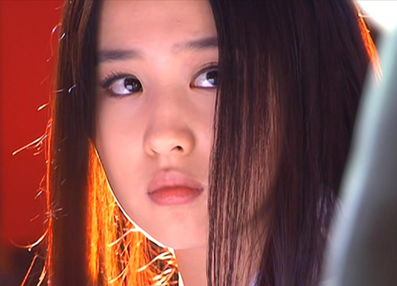 16岁的刘亦菲那颜值，简直是美若天仙本仙！她哭得我心碎一地。刘亦菲五官精致得挑