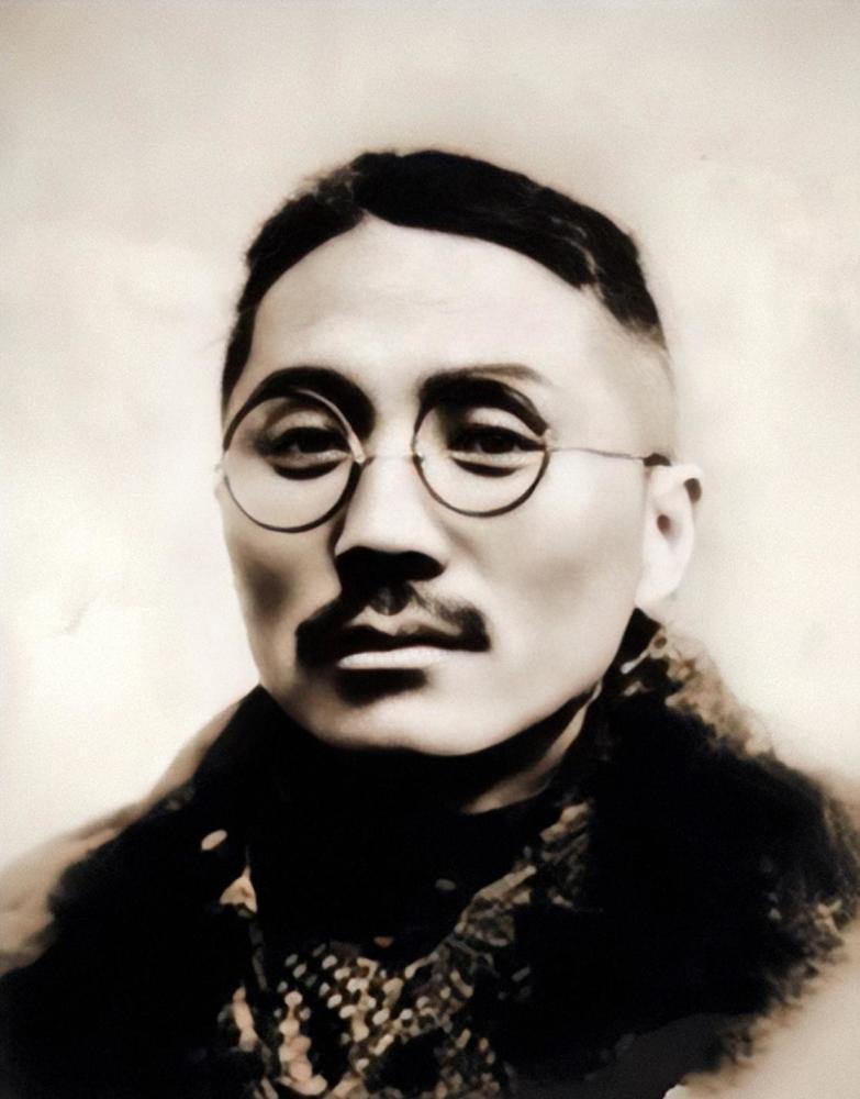 1934年，一位美人正在宽衣解带，手指刚触碰到旗袍盘扣，下一秒，掏出手枪，枪口抵