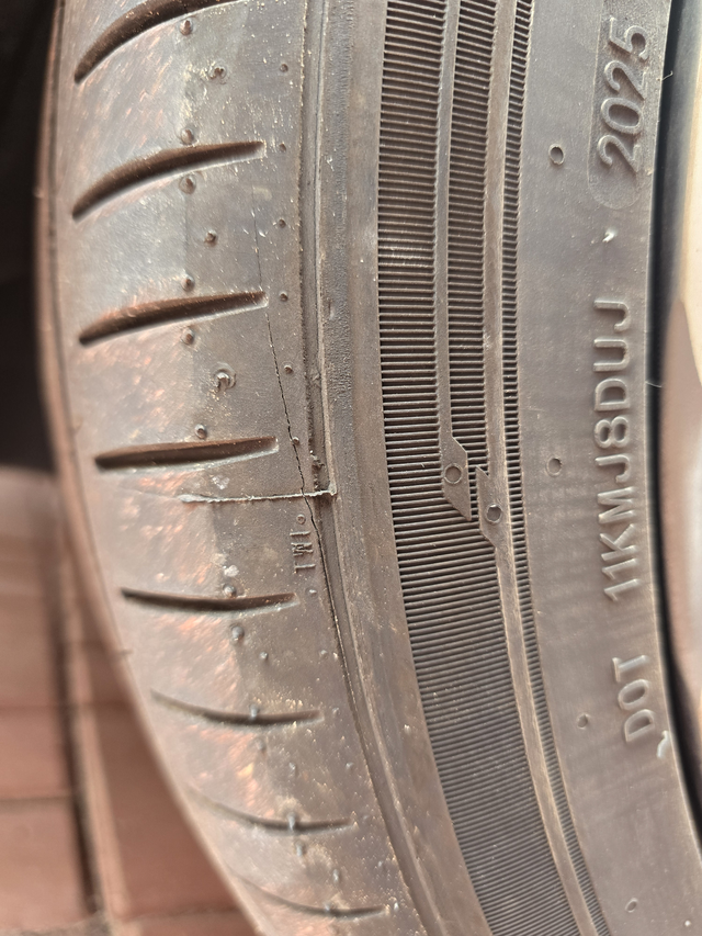 才换两个月的胎裂开了有点绷不住了，两个月前换了4条雷神静悦pro，今天检查胎压