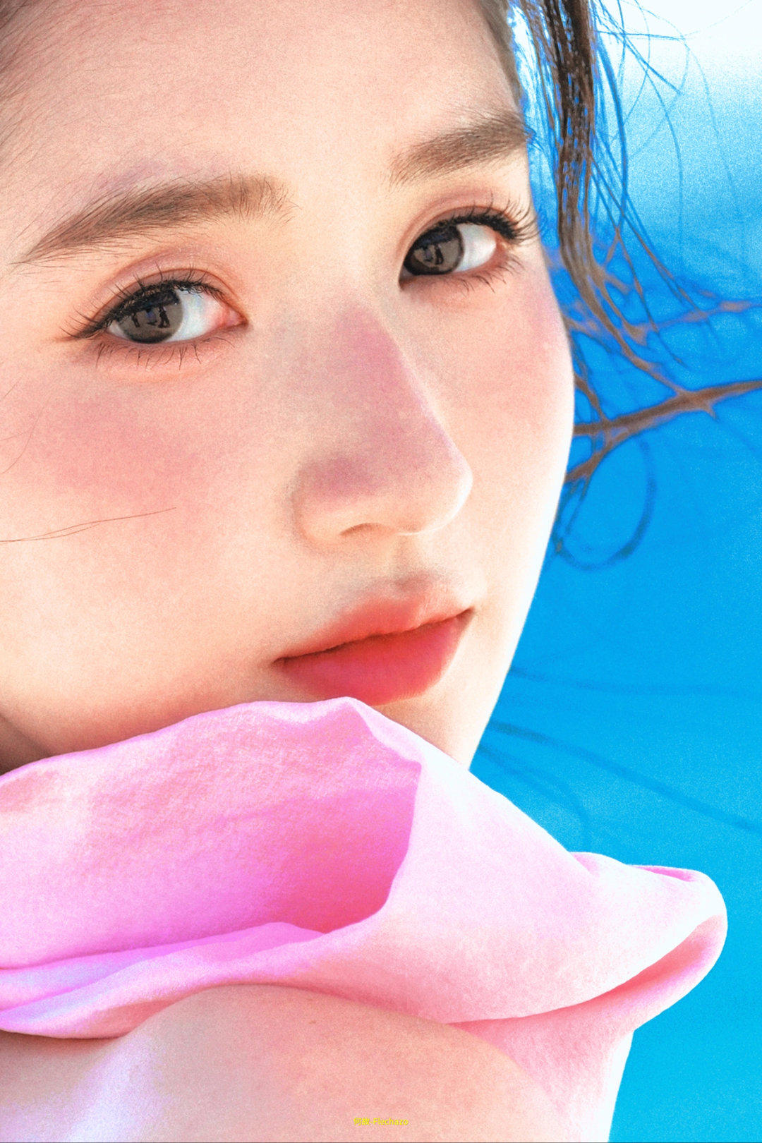 王玉雯海边阳光温热的脸庞和炎热的夏。​​​