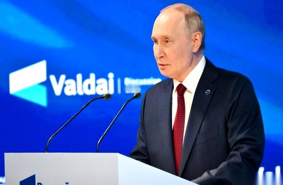 直接当场翻脸。就在迈阿密的谈判桌上，特朗普的人把话撂那了：普京不签字投降，‘战