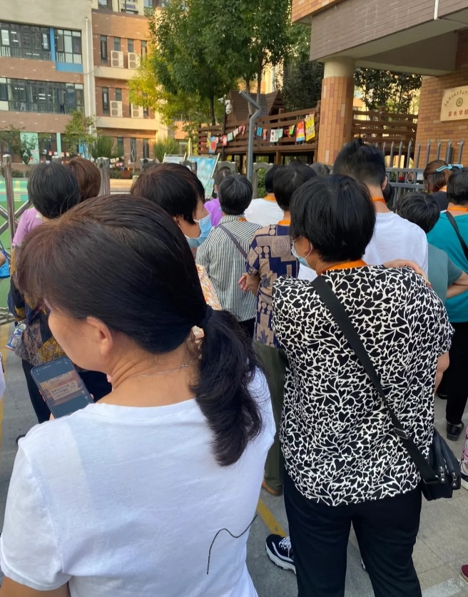 我闺蜜，几年前怀孕，婆婆就过来照顾她，给她做各种好吃的，月子也是婆婆伺候着，去年