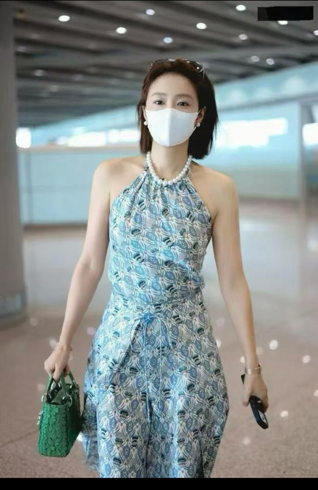 人长的好看，衣服也漂亮，搭配的珍珠可以说是点睛之笔！只是这件衣服过于休闲，不能